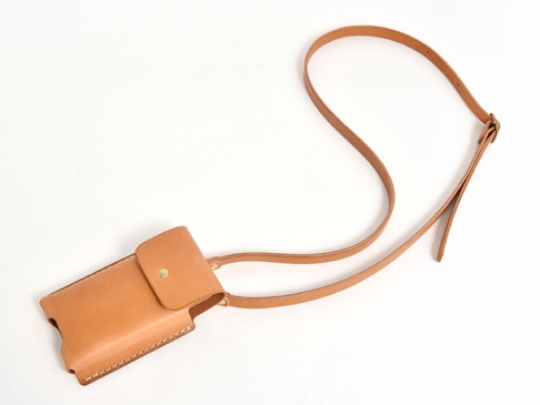 別途、ショルダーストラップ(KO-20-15)を装着すればスマホ専用のポシェットとして使うことも出来ます。