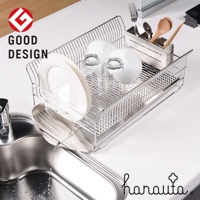 橫放式不鏽鋼碗碟架，附有可拆卸瀝水盤，架上擺放著白色盤子、玻璃杯和碗，以及一個不鏽鋼餐具收納盒，其中包含木製湯匙和叉子。