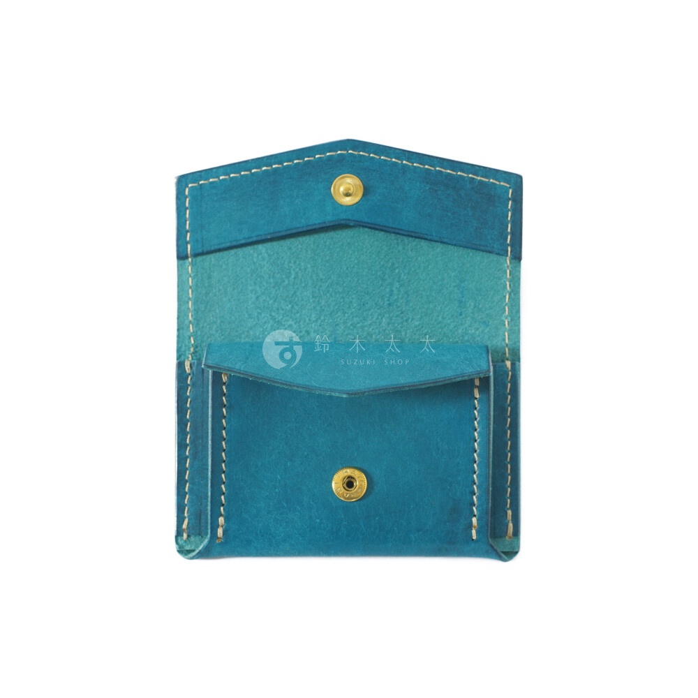 北海道KASANE職人手作義大利Margot皮革迷你雙折短夾，款式為藍綠色，上方及下方皆有金屬釦，鈔票夾外層有小口袋，並印有SUZUKI SHOP字樣。