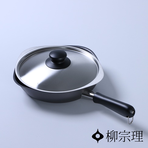 帶蓋的黑色岩紋單手鐵鍋，鍋身為方形，配有銀色金屬鍋蓋及黑色手柄。