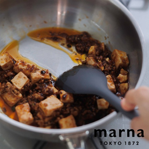 marna TOKYO 1872 品牌標誌與正在烹調麻婆豆腐的黑色耐熱矽膠調理匙