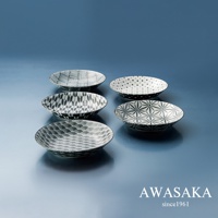 KOMON 和風淺湯盤五入組，每個湯盤皆有獨特日式紋樣，包含網格、點狀、扇形、幾何圖案等，顏色為黑白對比，材質為陶瓷。