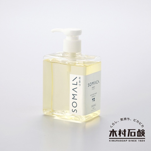 透明方形塑膠瓶裝的 SOMALI 按壓式天然洗碗精，瓶內液體呈淡黃色。瓶身貼有白色標籤，上面印有黑色「SOMALI」字樣及日文說明，標籤下方標示「KITCHEN SOAP」、「100% NATURAL」、「300ml」和「MADE IN JAPAN」。瓶蓋為白色按壓式設計。