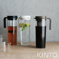 三個 PLUG 咖啡冷泡壺，分別裝有茶飲、檸檬薄荷水及冷泡咖啡。壺身為透明玻璃材質，搭配黑色、白色及深灰色壺蓋和提把。