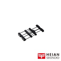 黑色金屬製成的伸縮層架，具有多條平行橫桿，設計用於放置在縫隙或窄空間。