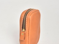 職人手作皮革菸盒收納包 (KF-111)，淺棕色皮革，帶有金色拉鍊和銅扣，簡潔的縫線工藝。