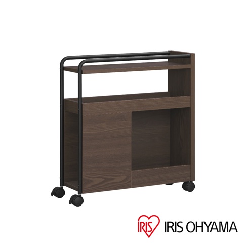 深棕色木紋多功能收納推車，配有黑色金屬框架及四個萬向輪，推車設有兩層開放式層架及一側帶有門板的收納空間。