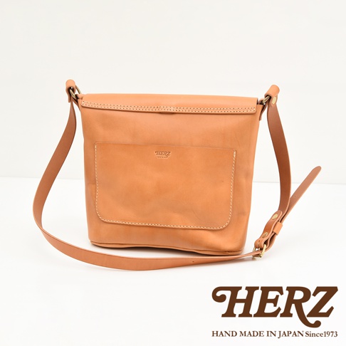 日本HERZ 職人手作皮革雙扣旅行郵差包，採用堅固耐用的Latigo牛皮革，有內外多口袋設計，雙插釦開合，適合旅遊與日常使用
