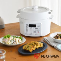 白色電子壓力鍋，帶有黑色控制面板，上面印有日文菜單和數字顯示。鍋蓋上有一個圓形提手。旁邊有一盤義大利麵沙拉和一盤日式煎蛋捲。