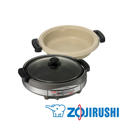 土鍋風鐵板萬用鍋 EP-RAF45，包含一個米白色內鍋和一個帶有黑色玻璃鍋蓋的灰色外鍋。鍋蓋中央有黑色提把，外鍋側面有黑色把手，底部有溫度控制面板。