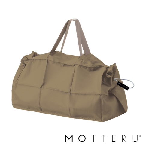 一款淺卡其色、輕便的束口摺疊隨行袋，採用尼龍材質，包身有多個縫合方格設計，配有灰色織帶提把，右側有綁繩束口及品牌標籤。