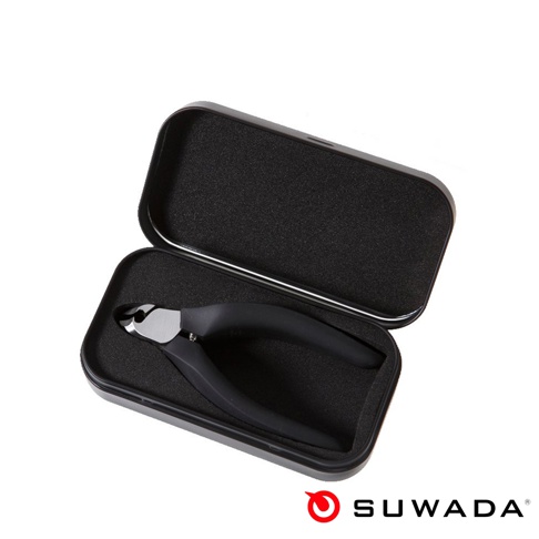 日本職人指甲剪，黑色霧面防滑握柄，銀色金屬刀刃，置於黑色收納盒內，盒內有黑色海綿襯墊。