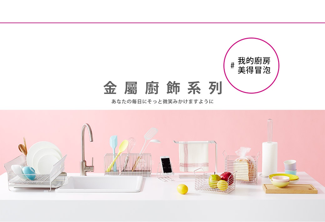 不鏽鋼碗碟架，附有瀝水盤，銀色，可直放。架上擺放著盤子、碗和杯子。