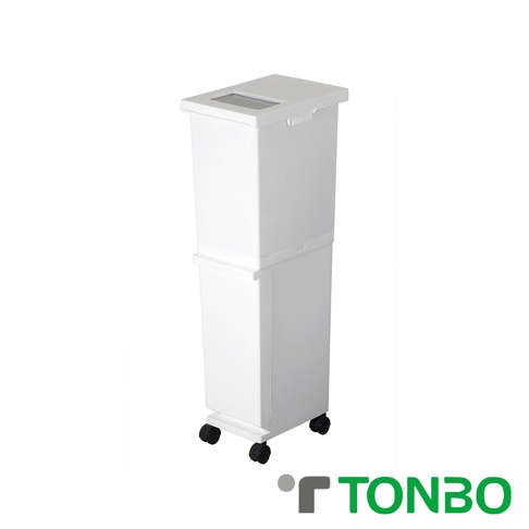 白色雙層分類垃圾桶，頂部有透明開窗，底部裝有四個小輪子，方便移動。