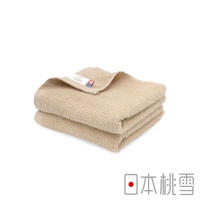 兩條淺棕色棉質毛巾疊放，上面一條毛巾標有「hiarie」品牌標籤，標籤上有藍白條紋裝飾。