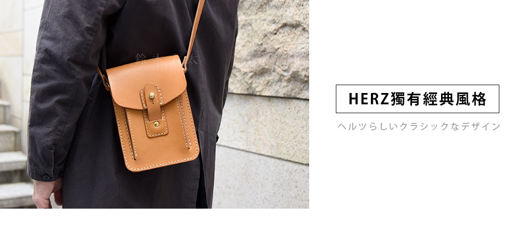 職人手作淺棕色皮革散步包，有翻蓋及金屬釦設計，包身有縫線裝飾，斜背於身。