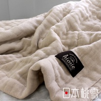 八層紗雙人透氣被，米白色，材質柔軟，表面有細緻的絎縫紋理，右下角有黑色品牌標籤，標籤上有「hiorie」字樣及「MADE IN JAPAN」字樣。