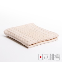 淺米色今治鬆餅毛巾，以獨特的格紋織法呈現，質地輕柔，展示其細緻的紋理與柔軟的觸感。
