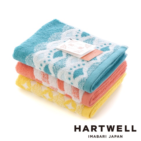 一疊三條今治和風傳統紋樣毛巾，分別為藍綠色、珊瑚橘和鵝黃色，皆為純棉材質，織有菱形幾何圖案。