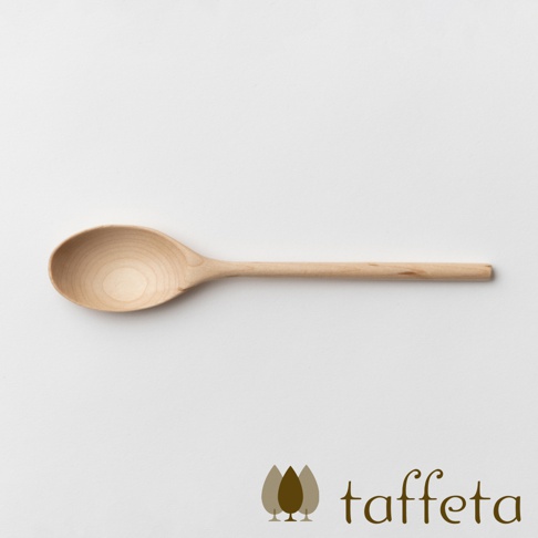 淺色楓木製湯匙，湯勺部分呈圓弧形，湯柄細長，整體呈現自然木紋。