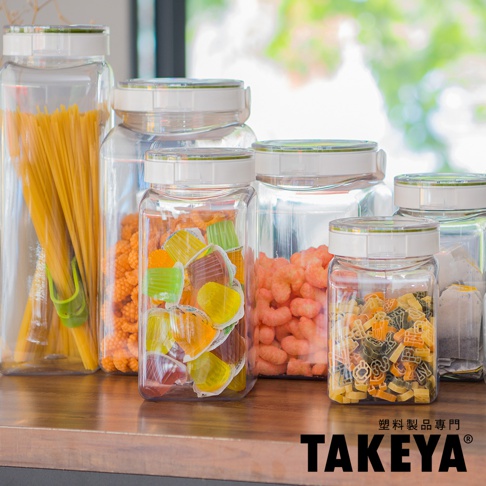 多個透明角型密封收納罐，內部分別裝有黃色義大利麵、橘色小零食、彩色果凍，以及字母造型義大利麵。