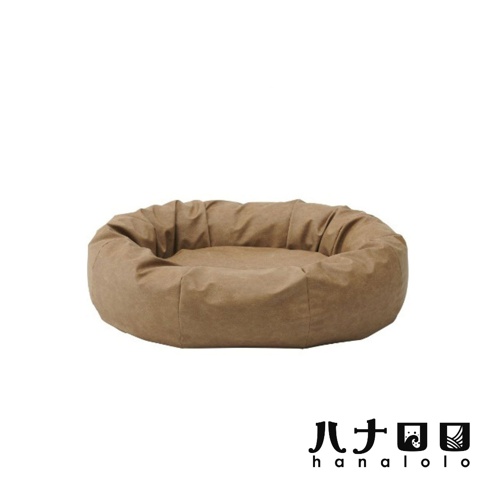 一個適合寵物使用的圓形皮革懶骨頭，外觀呈現淺棕色質感，具有柔軟且具包覆感的邊緣設計，右下方標示有 hanalolo 品牌名稱與圖標。