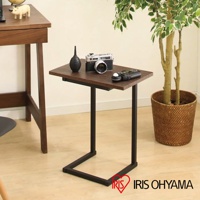 深棕色木紋桌面、黑色金屬框架的簡約小邊桌，桌面上擺放著一個黑色吹氣球、一台銀色復古相機和一個黑色測光表。