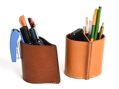 職人手作皮革分隔筆筒，咖啡色皮革，可容納筆、剪刀、口紅等文具，兩款分隔設計，車縫線明顯，質感佳。