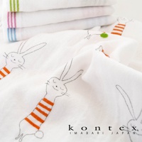 白色二層紗嬰兒毯，印有可愛的卡通兔子圖案，兔子穿著橘色條紋上衣。材質輕柔透氣，適合嬰幼兒使用。