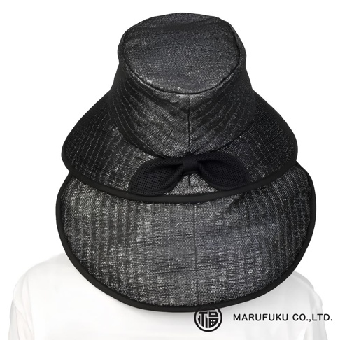 黑色編織寬緣遮陽帽，帽緣帶有黑色蝴蝶結裝飾，帽子頂部有網狀透氣設計。