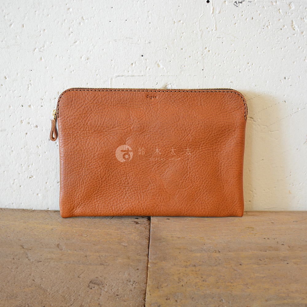 職人手作皮革Organ雙拉鍊收納袋，顏色為棕色，材質為皮革，表面紋理清晰，配有同色系皮革拉環的金色拉鍊。