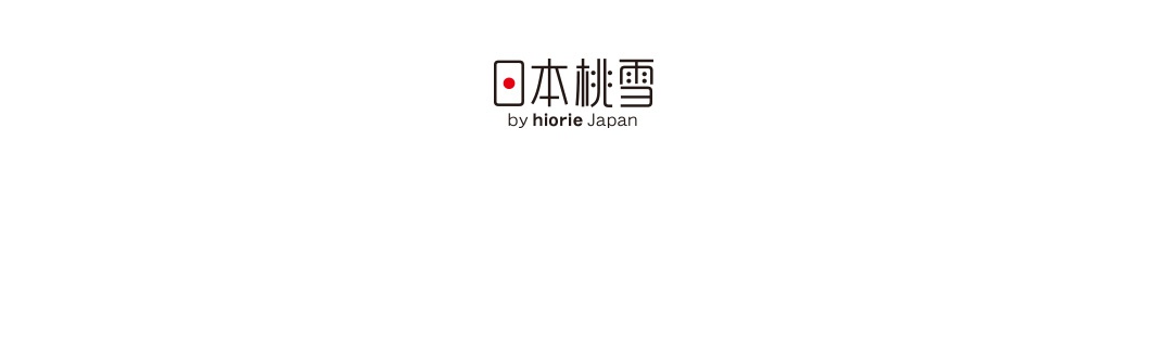 日本桃雪 by hiorie Japan 品牌標誌，由日文漢字「日本桃雪」與英文「by hiorie Japan」組成，設計簡潔，以紅色圓點和黑色字體呈現。