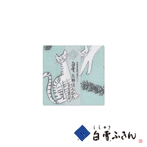 一塊淺綠色友禪染畫布風方巾，上面印有兩隻黑白線條的貓咪圖案，一隻坐著，另一隻站著，背景有樹枝和日文文字。