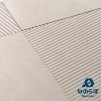 淺色珪藻土地墊，表面分為光滑面與細緻條紋面，呈現簡約的幾何切割紋理。