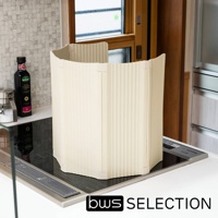 米色六片式摺疊廚房防油污隔板，置於IH爐上，有條紋紋理，可彎曲保護。