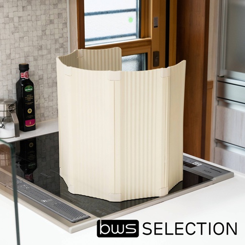 米色六片式摺疊廚房防油污隔板，置於IH爐上，有條紋紋理，可彎曲保護。