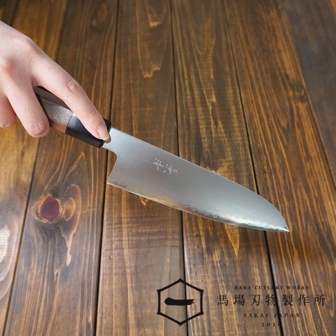 [景清] Chromax鋼三德刀，18公分，握柄由胡桃木製成，刀身為銀色鋼材，刀刃有波浪紋路。