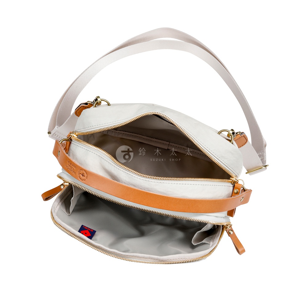 TUTUMU Rectangle 防潑水兩用斜背包，淺灰色尼龍材質，搭配橘色皮革裝飾，包身有兩個拉鍊主袋，可斜背或手提。