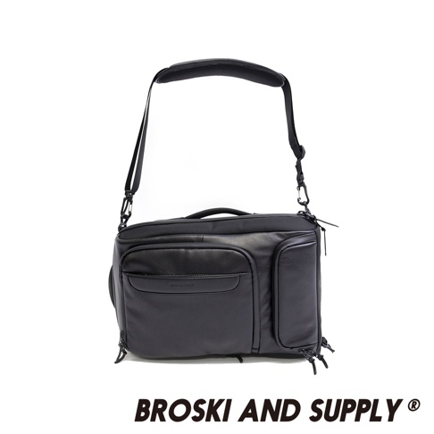 黑色防水真皮革兩用手提後背包，具有多個外袋和可拆卸肩帶，設計簡潔實用。