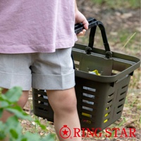 一個綠色的 Starke-R 超級迷你籃，側面有鏤空設計，配有黑色提把，被一個人提著。