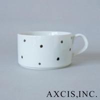 美濃燒手繪馬克杯，白色陶瓷杯身點綴深棕色不規則圓點，附有圓形把手。