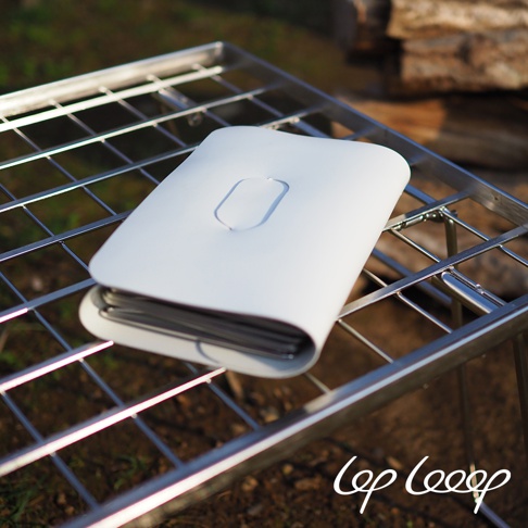 白色可折疊瀝水架，由不鏽鋼製成，置於同款不鏽鋼網架上，架子下方有防水墊。