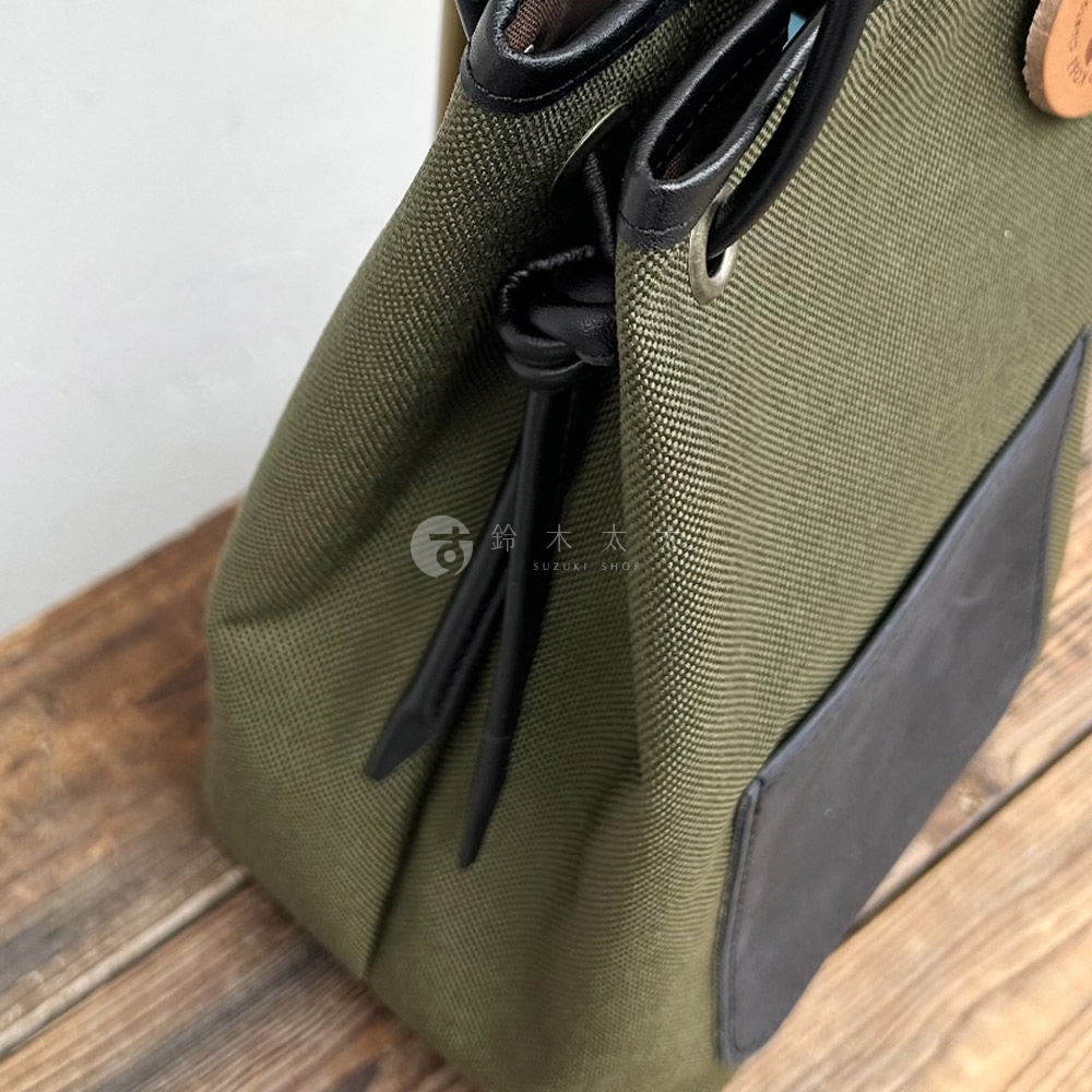 神戶clueto防潑水尼龍 x 義大利皮革束口肩背包，綠色尼龍布料搭配黑色皮革細節，束口設計。