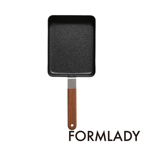 日製 ambai 玉子燒鍋，黑色鑄鐵鍋身，配有木質手柄，鍋身為長方形，鍋底有紋理。