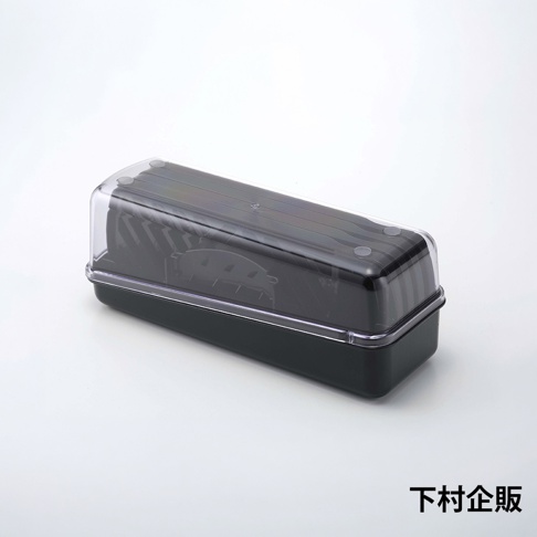 一個長方形的下村企販品牌四合一刨絲器，整體外觀為黑色與透明材質搭配，主體由一個黑色的長方底座與一個透明塑膠蓋組成，蓋內收納著多個金屬刨絲刀片。