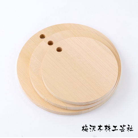 三個堆疊的圓形木製砧板，淺木色，表面有清晰木紋，頂部各有圓形掛孔。