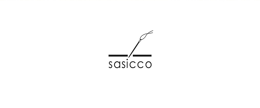 三河木綿刺子織文件收納包，黑色 logo 標誌，包含針線與品牌名稱「sasicco」。