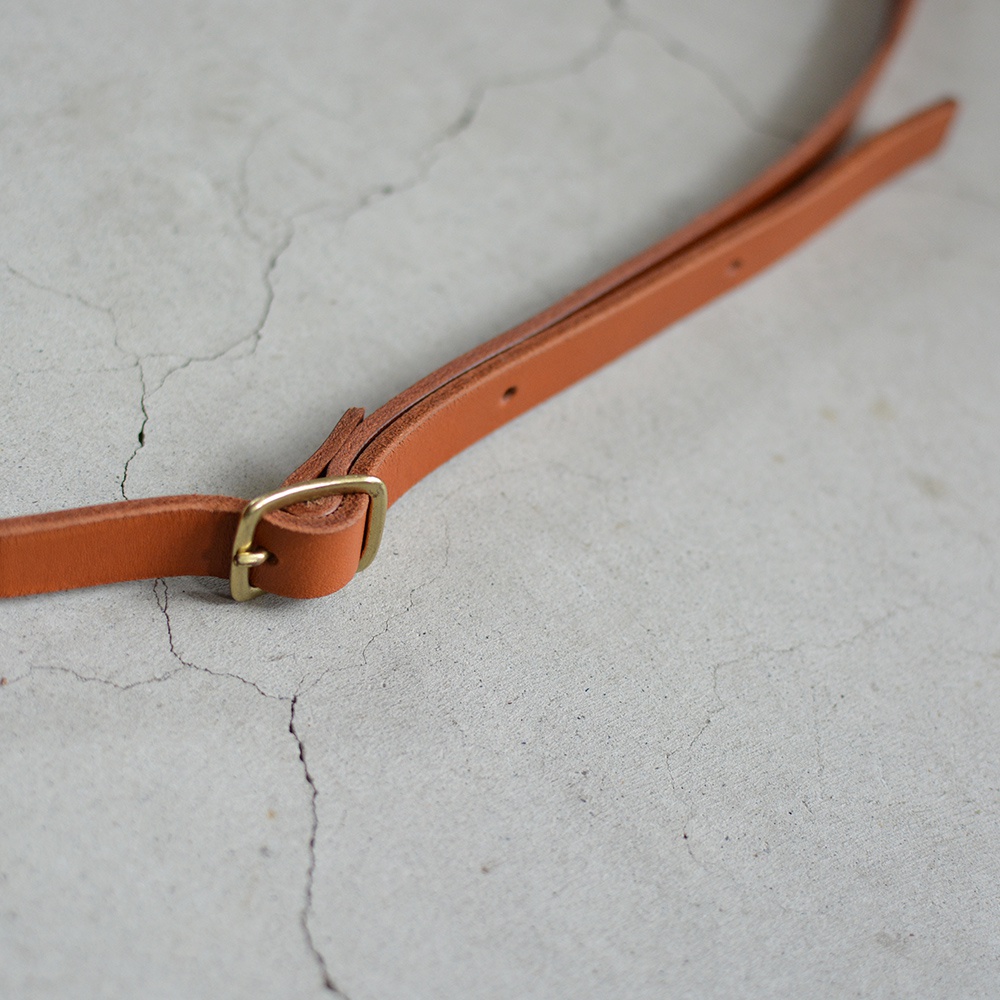 職人手作皮革肩背帶，淺棕色皮革，搭配黃銅色金屬釦環，可調節長度。
