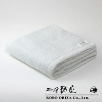 MOFA 今治柔感極甘撚系匹馬棉浴巾，白色，柔軟蓬鬆的質地，質樸的標籤標示著品牌。