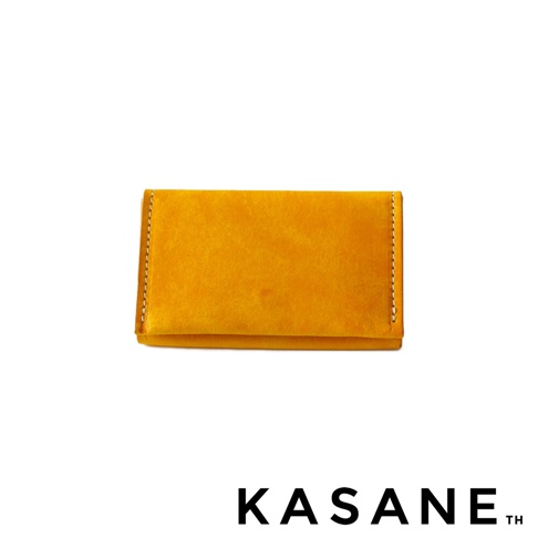 KASANE 品牌北海道職人手作義大利 Margot 皮革卡片收納夾，黃色，全手工縫製，簡潔實用。
